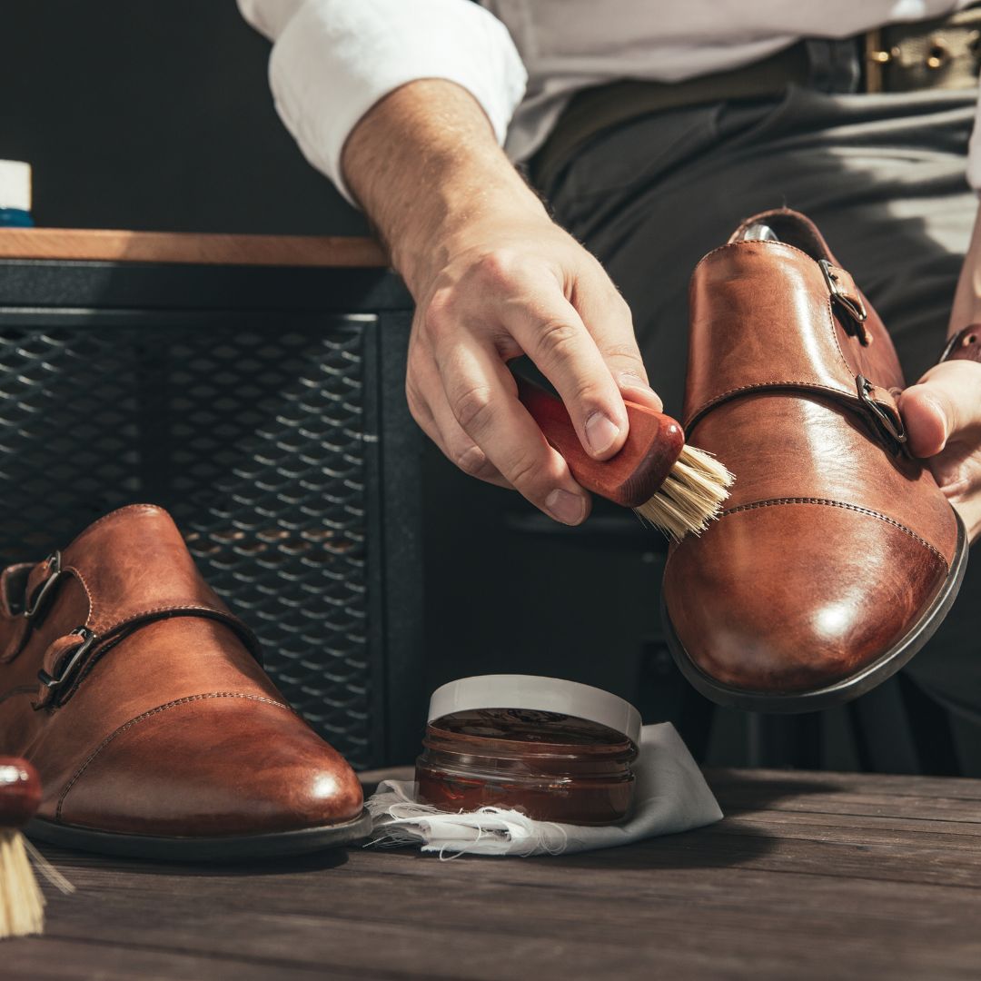 How to clean leather shoes